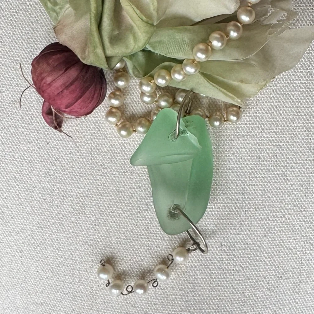 Handcrafted Green Sea Glass Pea Pod Pendant Necklace with Faux Pearls - Picture 2 of 6